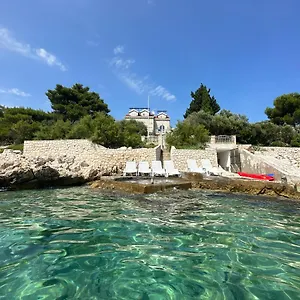 Luxury Seaside With A Classic Mediterranean Olive Garden, A Fully Equipped Professional Kitchen, Pool, Sauna, Padle Boards And Canoe - Miolin House Villa